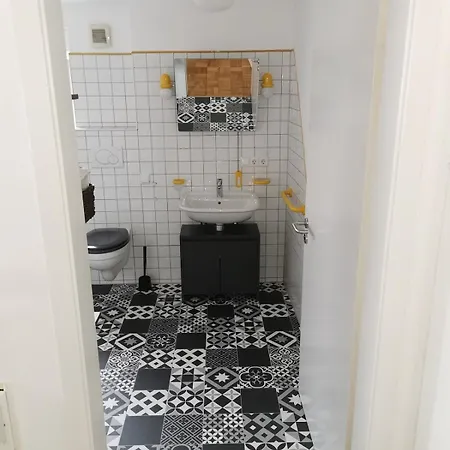 2 Zimmer Zentral Gelegen In *
