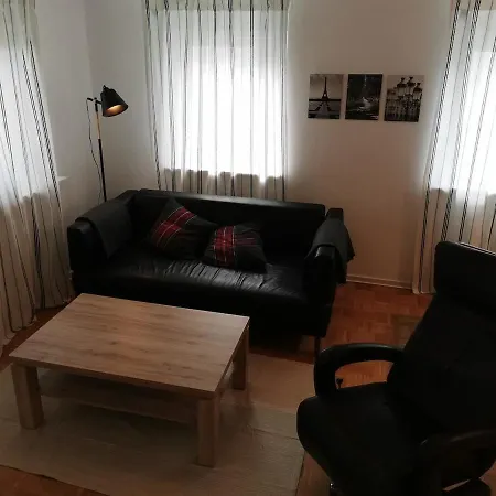 2 Zimmer Zentral Gelegen In شقة *