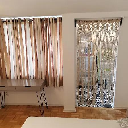 2 Zimmer Zentral Gelegen In شقة